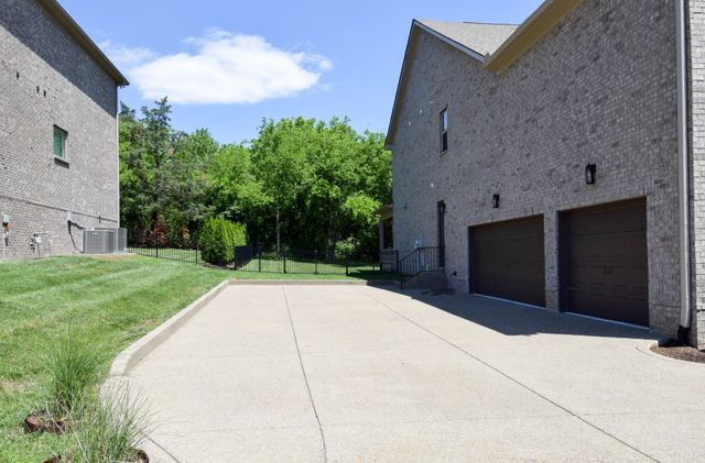1002 Keeneland Dr, Gallatin, TN 37066