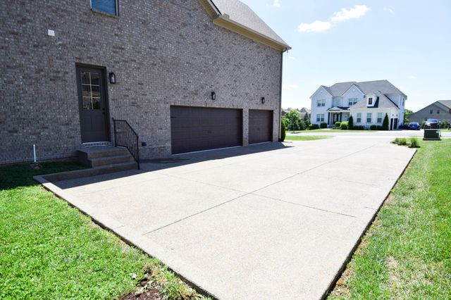 1002 Keeneland Dr, Gallatin, TN 37066