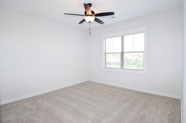 1002 Keeneland Dr, Gallatin, TN 37066