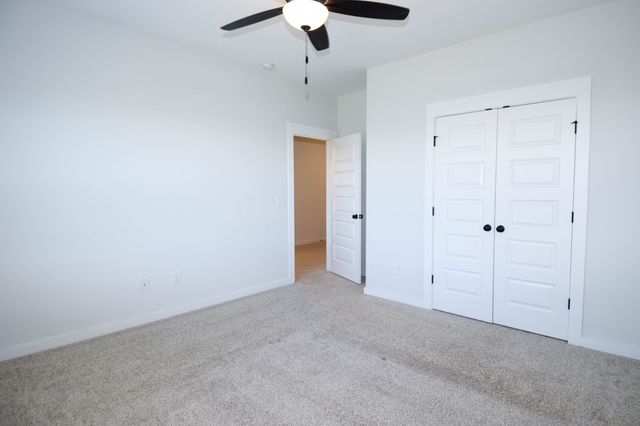 1002 Keeneland Dr, Gallatin, TN 37066