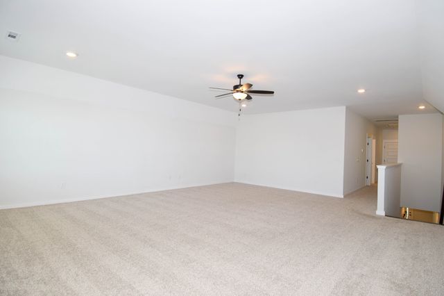 1002 Keeneland Dr, Gallatin, TN 37066