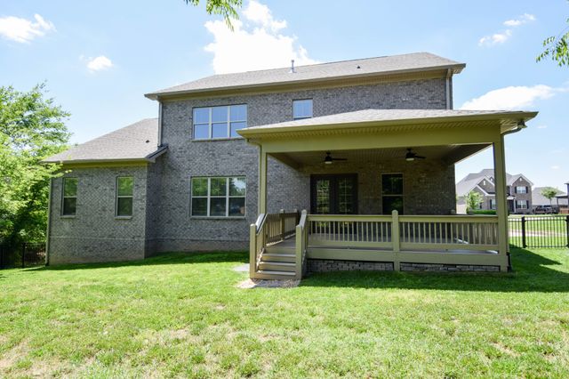 1002 Keeneland Dr, Gallatin, TN 37066