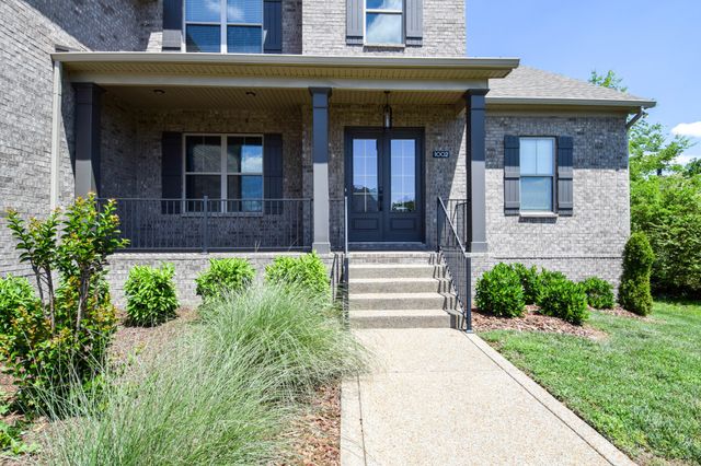 1002 Keeneland Dr, Gallatin, TN 37066