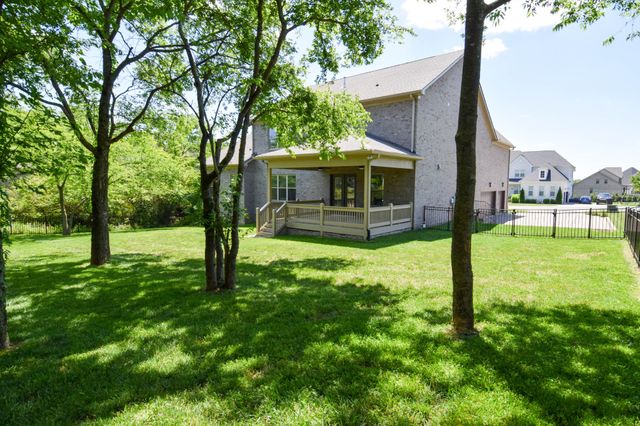 1002 Keeneland Dr, Gallatin, TN 37066