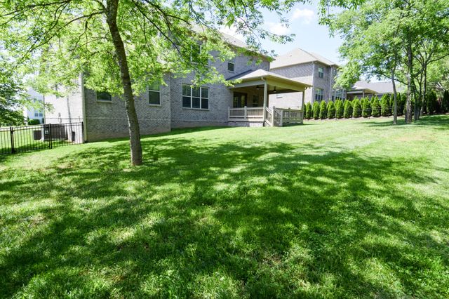 1002 Keeneland Dr, Gallatin, TN 37066