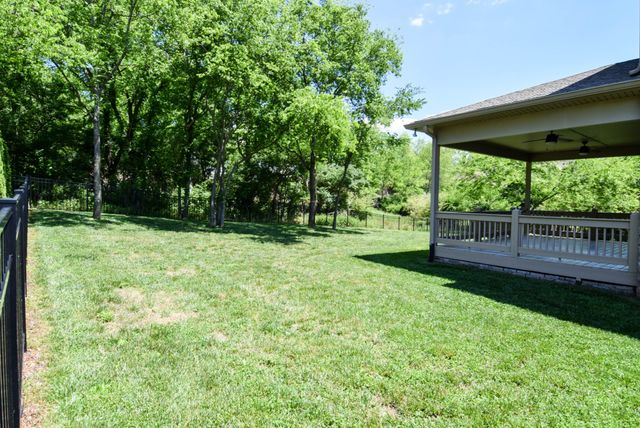 1002 Keeneland Dr, Gallatin, TN 37066