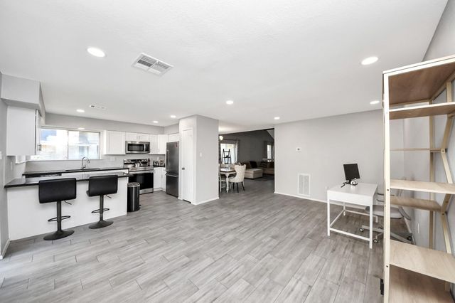 6154 W Airport Boulevard 16, Houston, TX 77035