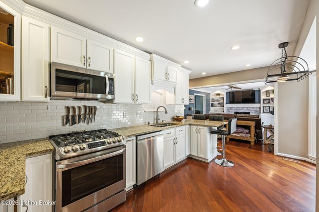 6000 Windsong Ct, Louisville, KY 40207