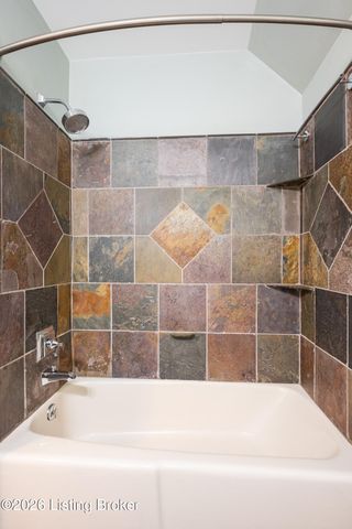 6000 Windsong Ct, Louisville, KY 40207