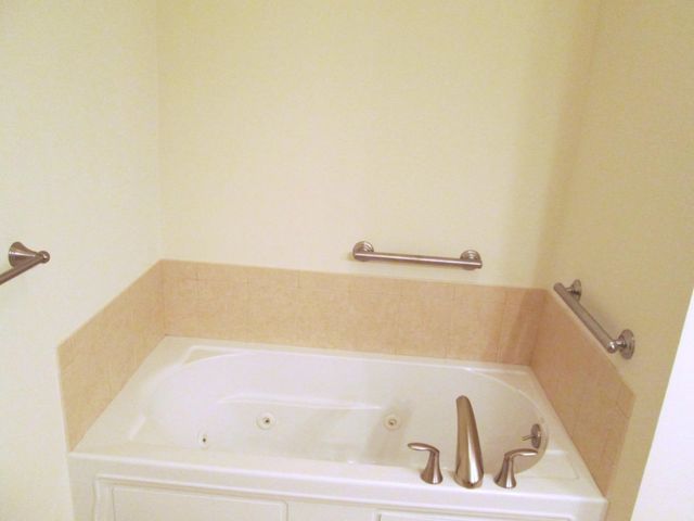 65 Hawthorne Dr Apt 110, Bedford, NH 03110