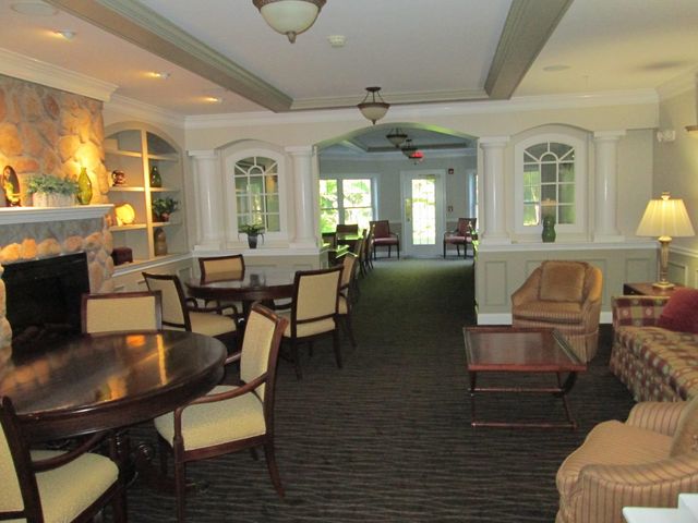 65 Hawthorne Dr Apt 110, Bedford, NH 03110