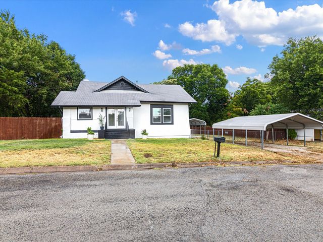 611 Cherry Street, Bowie, TX 76230