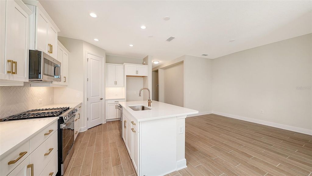 Image 12 of property listing at 9866 CRYSTAL ISLES CIRCLE, Sarasota, FL 34241
