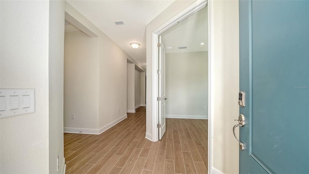 Image 3 of property listing at 9866 CRYSTAL ISLES CIRCLE, Sarasota, FL 34241