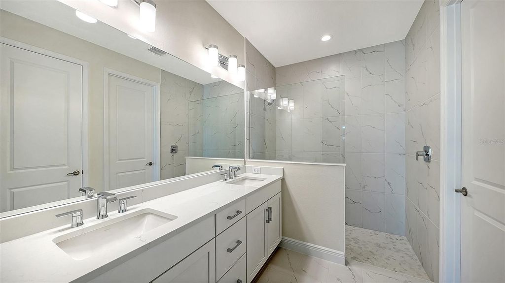 Image 21 of property listing at 9866 CRYSTAL ISLES CIRCLE, Sarasota, FL 34241