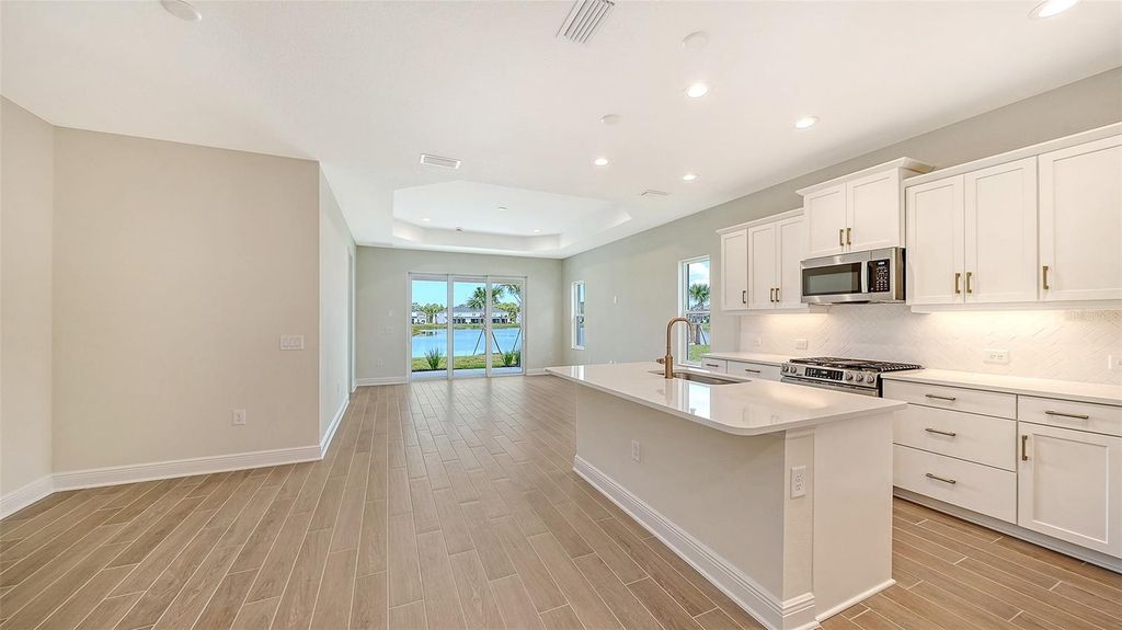 Image 5 of property listing at 9866 CRYSTAL ISLES CIRCLE, Sarasota, FL 34241