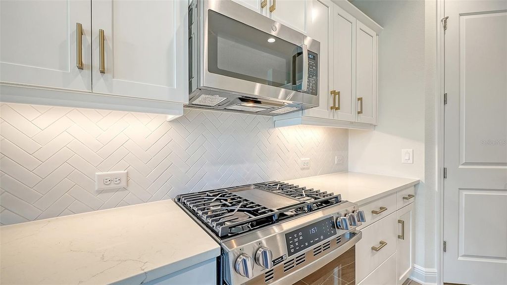 Image 9 of property listing at 9866 CRYSTAL ISLES CIRCLE, Sarasota, FL 34241