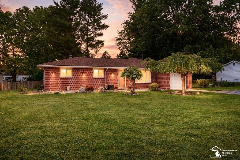 8940 Woodside Drive, Temperance, MI 48182