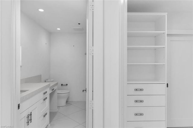 8231 Bay Colony DR 2004, Naples, FL 34108