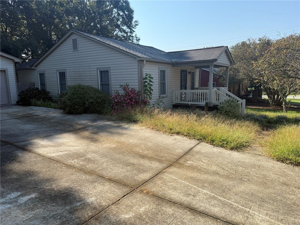 107 S LAUREL Street, Walhalla, SC 29691