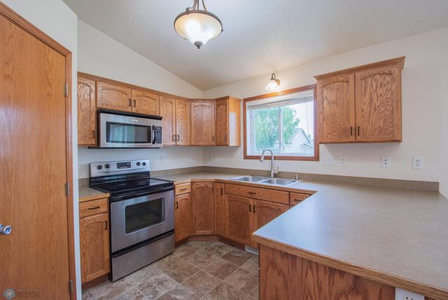 3661 Taylor Street S, Fargo, ND 58104