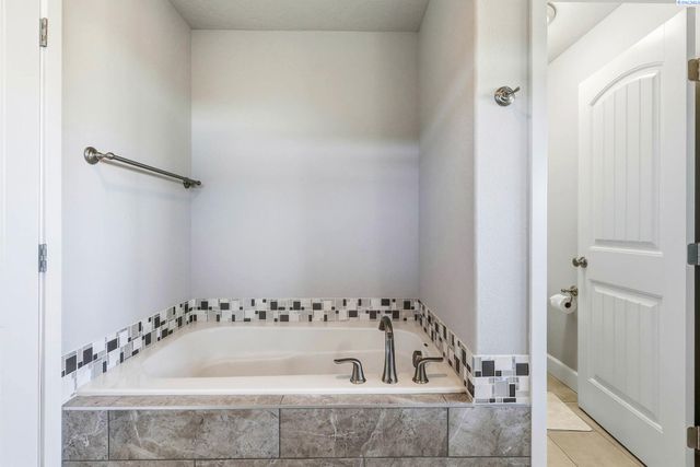 3035 Wild Canyon Way, Richland, WA 99354