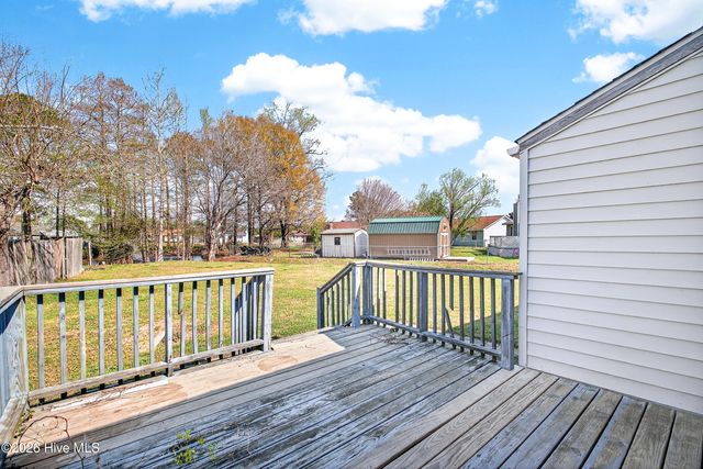 111 Little Lake Circle, New Bern, NC 28560