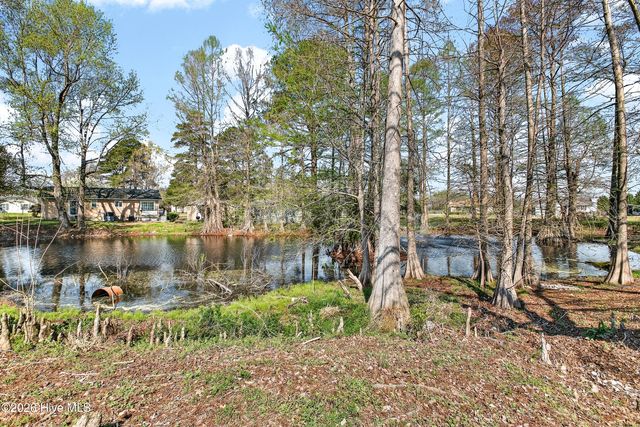 111 Little Lake Circle, New Bern, NC 28560