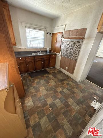 913 W 77th Street, Los Angeles, CA 90044