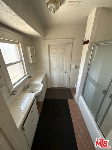 913 W 77th Street, Los Angeles, CA 90044