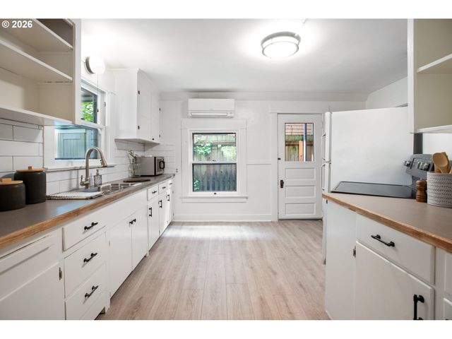 1411 Sw HALL St, Portland, OR 97201