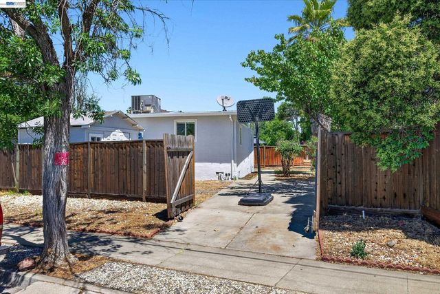 1202 N P St, Livermore, CA 94551