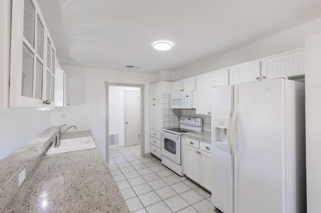 142 Lakeshore DR, Horseshoe Bay, TX 78657