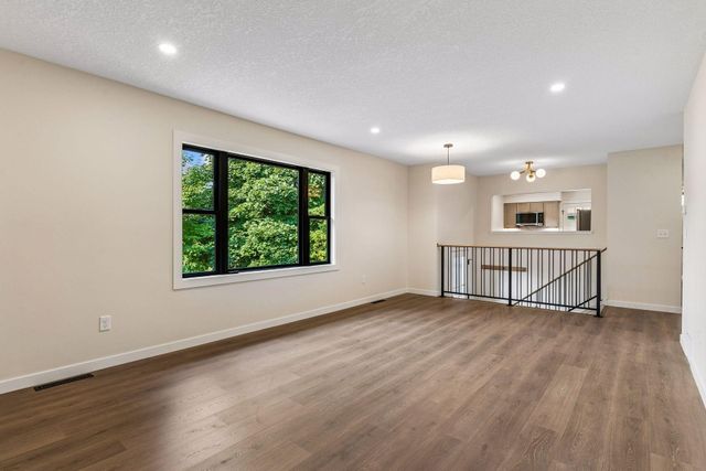640 Grospoint Lane N, Oakdale, MN 55128