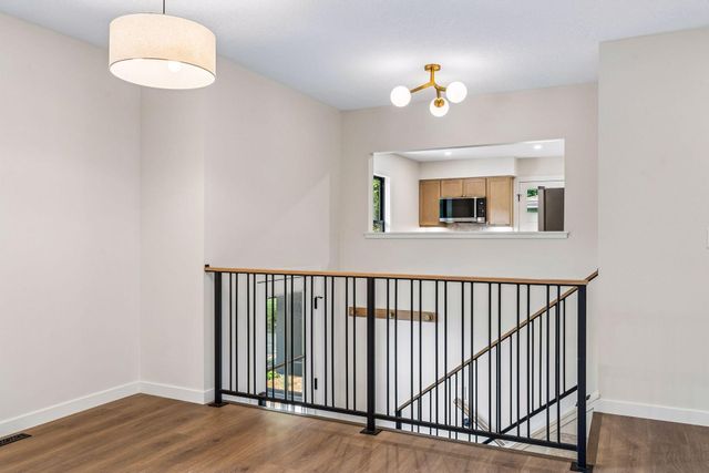 640 Grospoint Lane N, Oakdale, MN 55128