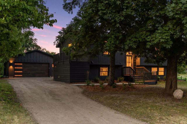 640 Grospoint Lane N, Oakdale, MN 55128