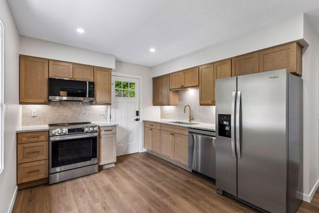 640 Grospoint Lane N, Oakdale, MN 55128