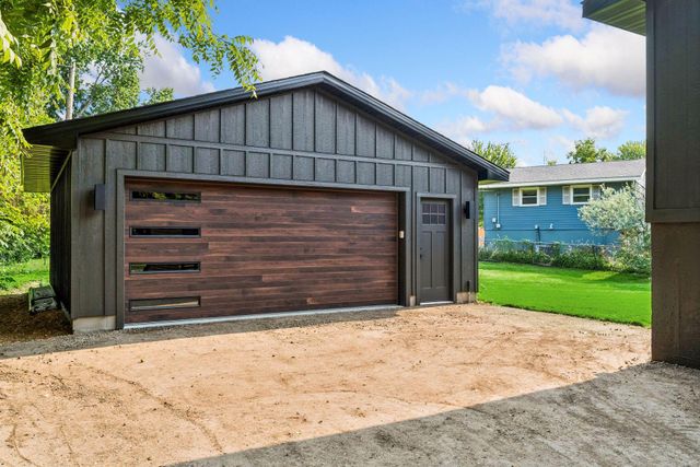 640 Grospoint Lane N, Oakdale, MN 55128