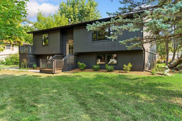 640 Grospoint Lane N, Oakdale, MN 55128