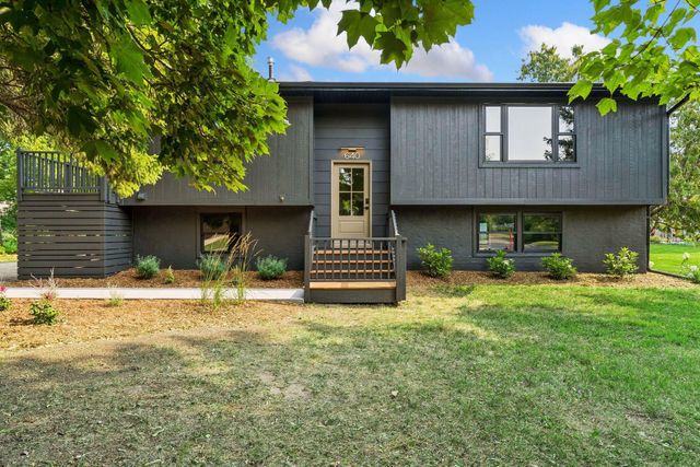 640 Grospoint Lane N, Oakdale, MN 55128