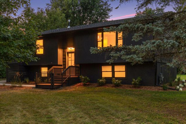 640 Grospoint Lane N, Oakdale, MN 55128