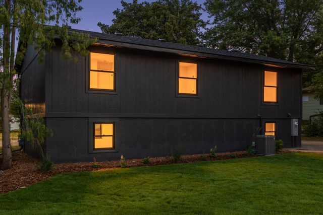 640 Grospoint Lane N, Oakdale, MN 55128
