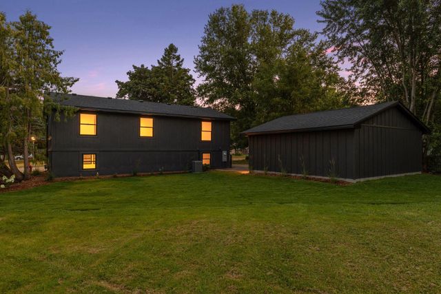 640 Grospoint Lane N, Oakdale, MN 55128