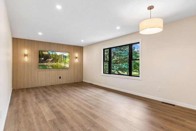 640 Grospoint Lane N, Oakdale, MN 55128
