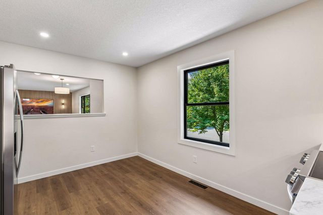 640 Grospoint Lane N, Oakdale, MN 55128