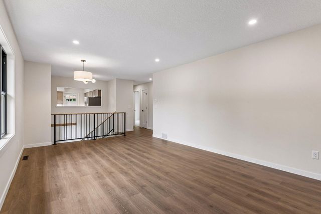 640 Grospoint Lane N, Oakdale, MN 55128