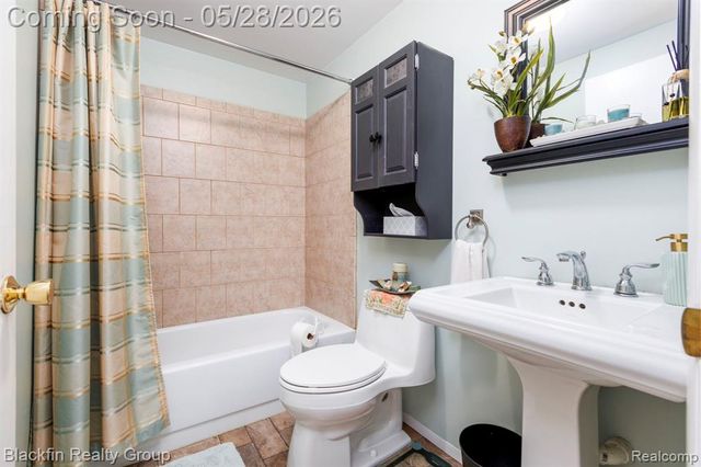 430 N Batchewana Street, Clawson, MI 48017