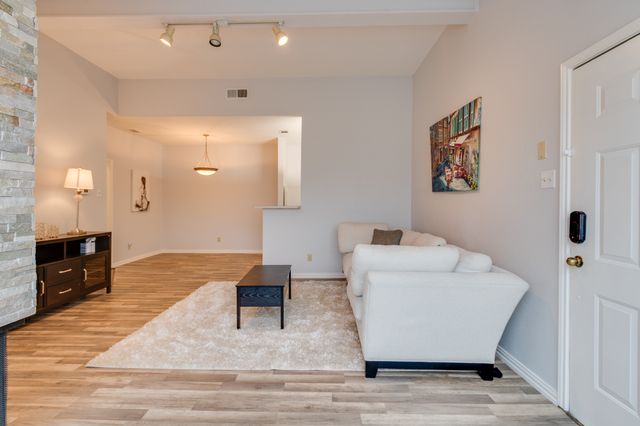 2100 Randy Snow Road 412, Arlington, TX 76011