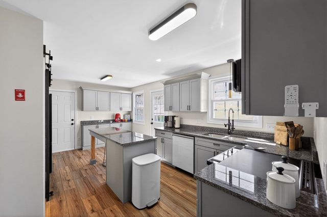 52 Stagecoach Rd, Amherst, MA 01002