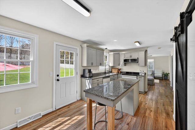 52 Stagecoach Rd, Amherst, MA 01002